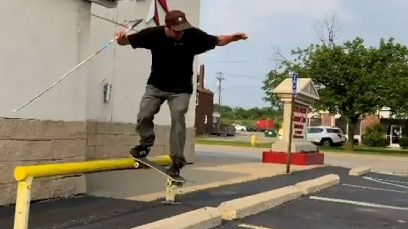 Nevidomý skateboardista předvádí úchvatné kousky